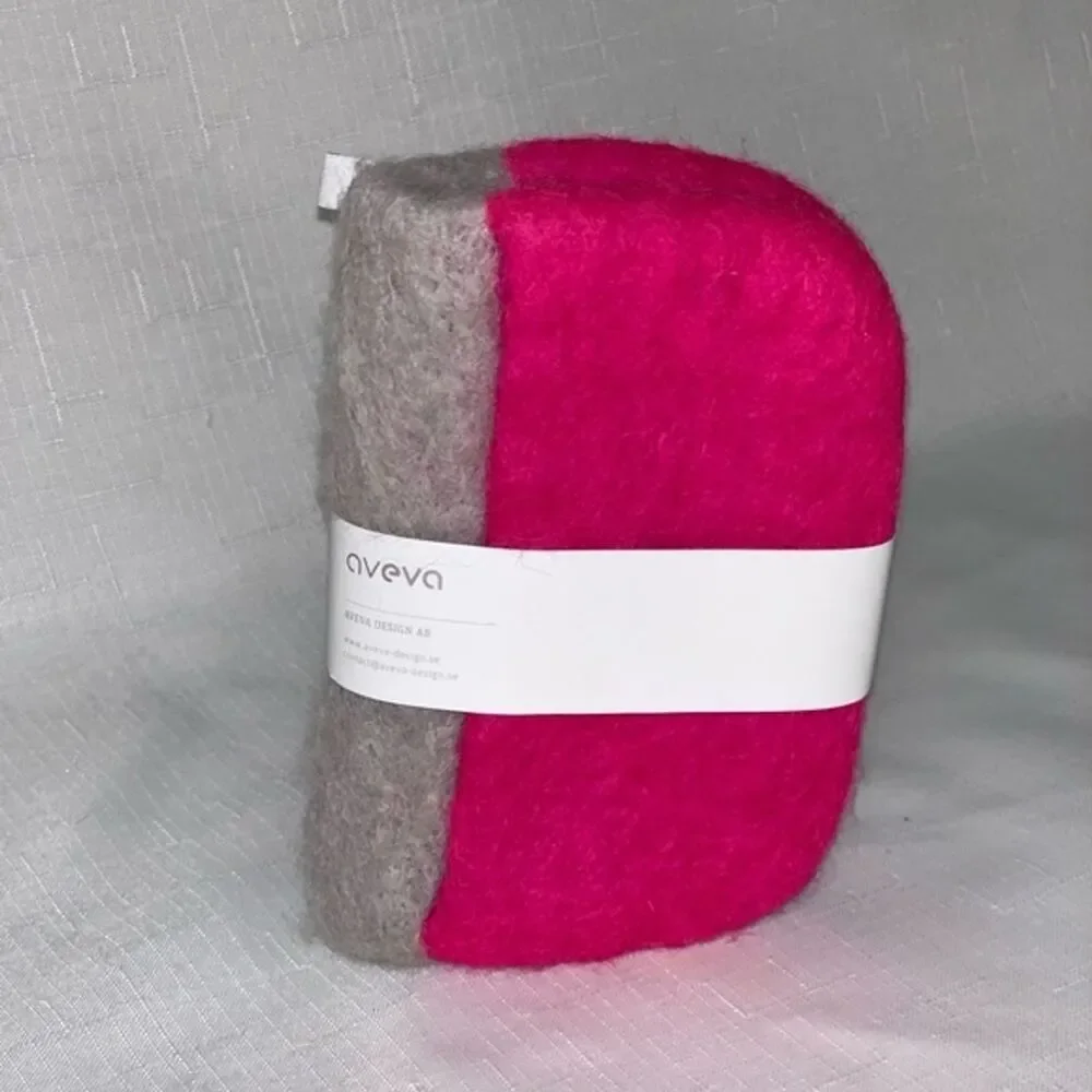 NEW AVEVA Grey pink Potholder 100% Wool Kitchen Cooking Baking Natural Protect